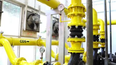 Gaz sistemi fabrikasının renkli borularının fabrika görüntüsü
