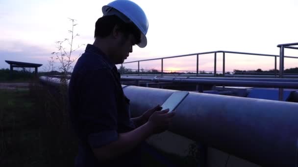 Engenheiro Masculino Está Monitorando Tratamento Águas Residuais Com Imagens Tablet — Vídeo de Stock