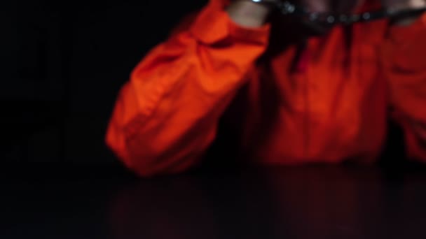 Beelden Van Gevangene Uniform Handboeien Gestrest Van Het Maken Van — Stockvideo