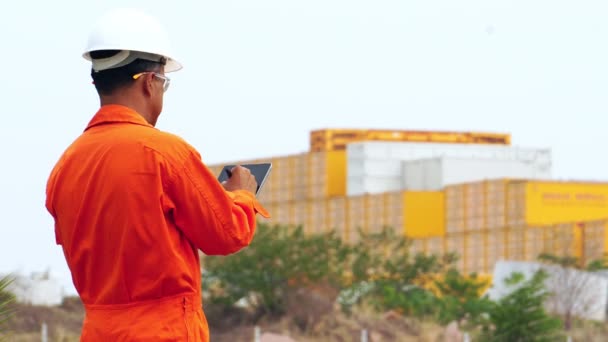 Ingeniero Revisando Contenedores Profesión — Vídeo de stock