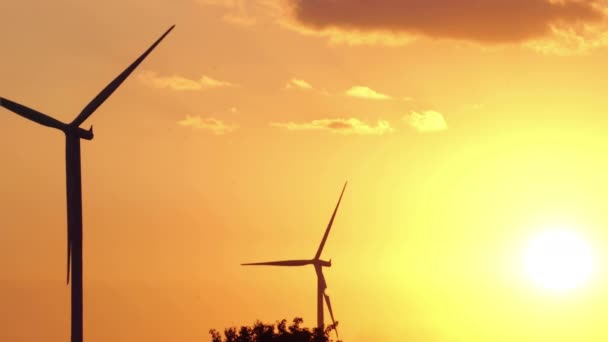 Majestätische Wolkenlandschaft Filmaufnahmen Auf Dem Feld Mit Windmühlen Bei Sonnenuntergang — Stockvideo