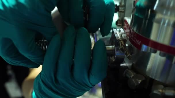 Imágenes Ingenieros Instalando Accesorios Partes Del Sincrotrón — Vídeo de stock