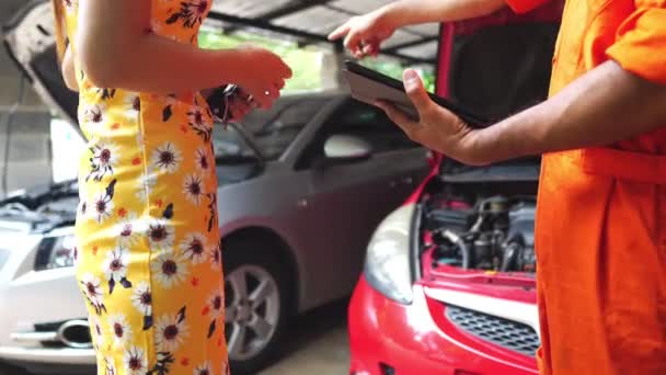 Metraje Mecánico Profesional Uniforme Reparando Coche Taller — Vídeo de stock