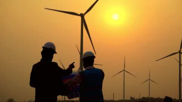 Mannelijke Ingenieurs Hebben Het Windturbine Systeem Technicus Beeldmateriaal — Stockvideo