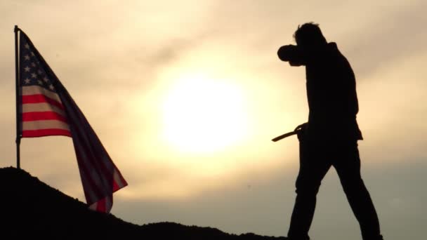 Footage Labor Man Standing Holding Pickaxe Hill Sunset American Flag — Stock Video