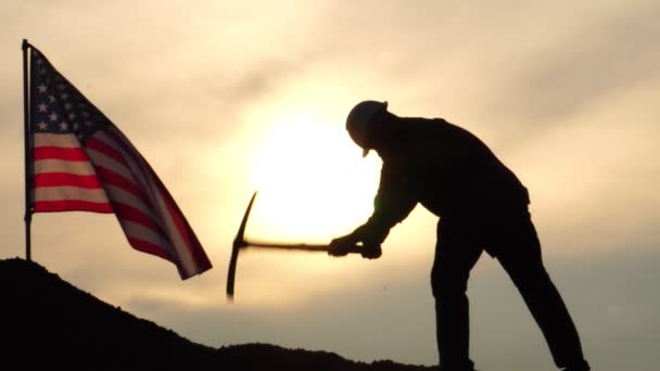 Footage Labor Man Standing Holding Pickaxe Hill Sunset American Flag — Stock Video