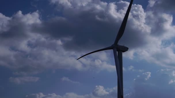 Aufnahmen Von Windmühlen Und Stromgeneratoren — Stockvideo