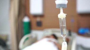 Hastanede tedavi edilen bir şişe serum.