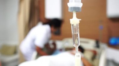 Hastanede tedavi edilen bir şişe serum.