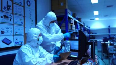 Mühendislerin verileri kontrol edip laboratuardaki aksesuarlar ve senkrotron parçalarıyla yaptıkları çalışmaları tartıştıkları görüntüler.