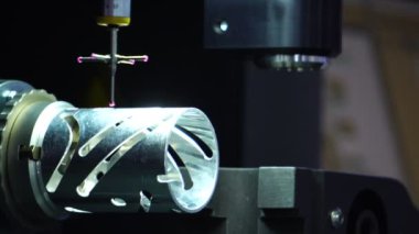 Sanayinin bir parçası olarak kullanılan robotların yakın plan görüntüleri 4K