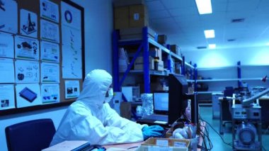 Mühendislerin verileri kontrol edip laboratuardaki aksesuarlar ve senkrotron parçalarıyla yaptıkları çalışmaları tartıştıkları görüntüler.