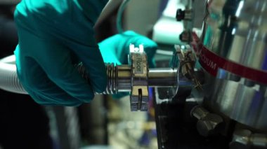 Mühendislerin aksesuar ve senkrotron parçaları kurdukları görüntüler.