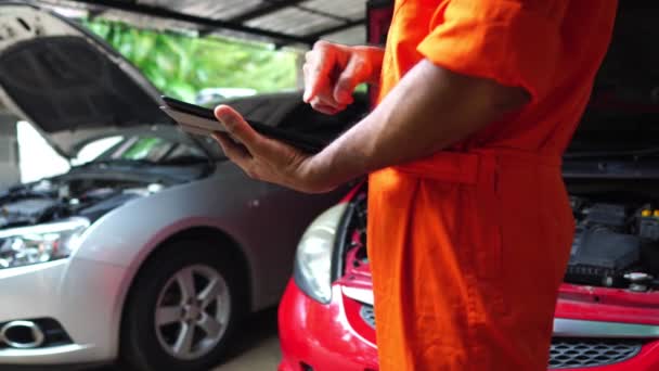 Filmagens Mecânico Profissional Uniforme Reparar Carro Oficina — Vídeo de Stock