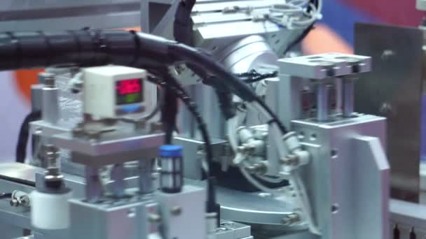 산업의 일부로 사용되는 로봇의 클로즈업 — 비디오