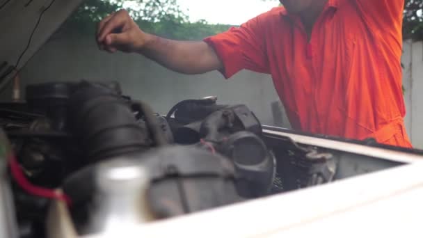 ワークショップで車を修理するプロの整備士の映像です — ストック動画