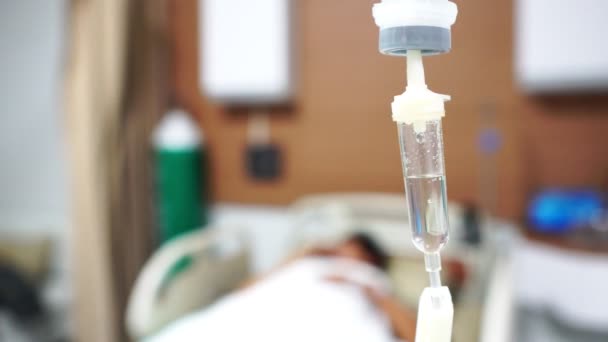 Flaska Med Saltlösning Behandlad Patient Sjukhus — Stockvideo