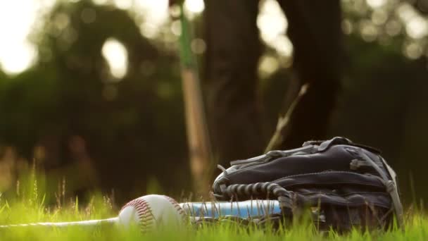 Primer Plano Pelota Suelo Luz Cálida Jugador Con Bate Béisbol — Vídeos de Stock