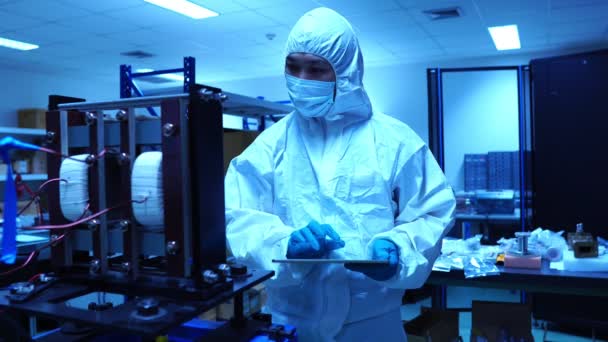 实验室中从事配饰和同步加速器部分工作的女工程师的镜头 — 图库视频影像