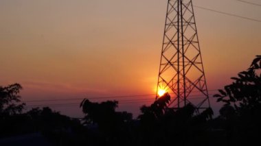 Gün batımında elektrik kablolarının görüntüleri 