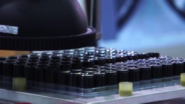 Sanayinin bir parçası olarak kullanılan robotların yakın plan görüntüleri 4K