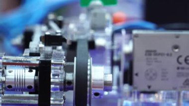 Sanayinin bir parçası olarak kullanılan robotların yakın plan görüntüleri 4K