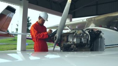 Uçuş mühendisinin küçük bir uçağı kontrol ettiği görüntüler.