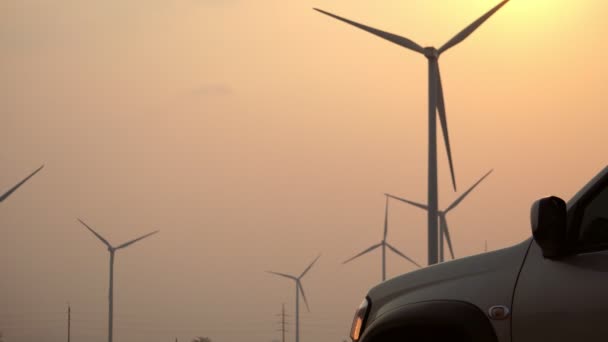 Majestueus Wolkenlandschap Beelden Het Veld Met Windmolens Bij Zonsondergang — Stockvideo