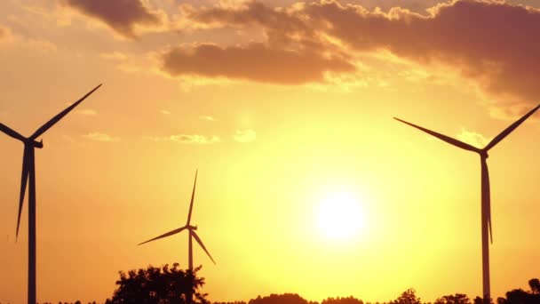 Majestueus Wolkenlandschap Beelden Het Veld Met Windmolens Bij Zonsondergang — Stockvideo