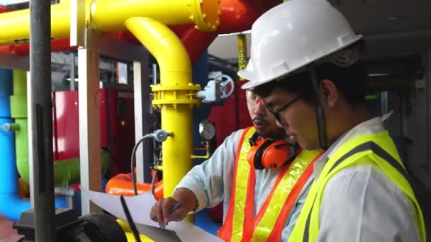 Filmagens Engenheiros Técnicos Estão Verificando Sistema Refrigeração Para Segurança Sistema — Vídeo de Stock