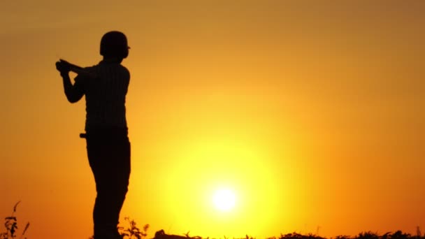 Beelden Van Honkbalspeler Met Handschoen Honkbalknuppel Bij Zonsondergang — Stockvideo