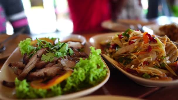 提供亚洲菜和人们在餐桌边用餐的餐桌镜头 — 图库视频影像