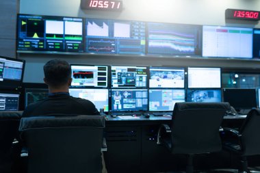 Mühendis elektrik kontrol odasında çalışmak istiyor.