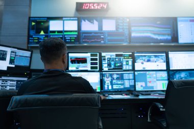 Sistem Kontrol Merkezi 'nde çalışan Sistem Güvenlik Uzmanı