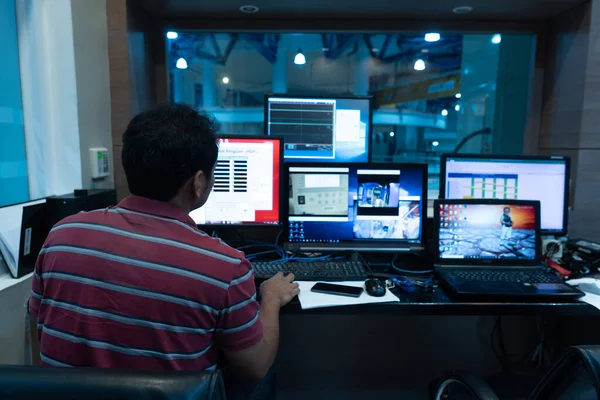 Mühendis elektrik kontrol odasında çalışmak istiyor.