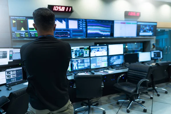 Mühendis elektrik kontrol odasında çalışmak istiyor.