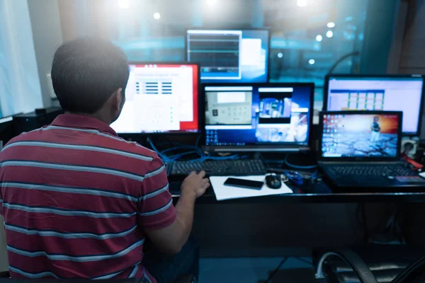 Sistem Kontrol Merkezi 'nde çalışan Sistem Güvenlik Uzmanı