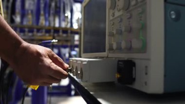 Bağlantı ve kablolu konsol görüntüleri, USB girişi, bilgisayarın altındaki adam...