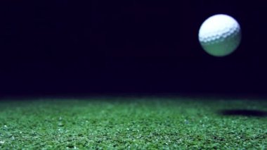Yeşil çimlerin üzerindeki golf topunun yakın çekim görüntüleri.