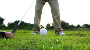 Golf oynayan adamın kırpılmış görüntüleri. 