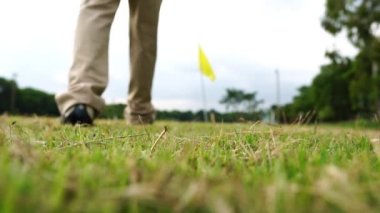 Golf oynayan adamın kırpılmış görüntüleri. 