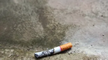 Yerde sigara var.