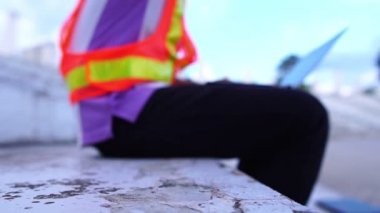 İnşaat alanında dizüstü bilgisayarla çalışan bir mühendis.