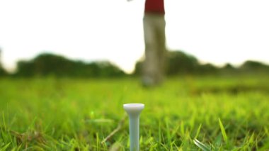 Golf oynayan adamın kırpılmış görüntüleri. 