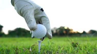 Golf oynayan adamın kırpılmış görüntüleri. 