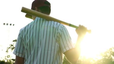 Spor kıyafetli Asyalı beysbol oynuyor. 