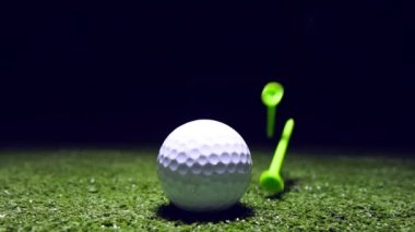 Yeşil çimlerde golf topunun yavaş hareketi