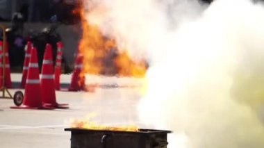 Taşıma işaretleri ve yanan alevlerle iz sür