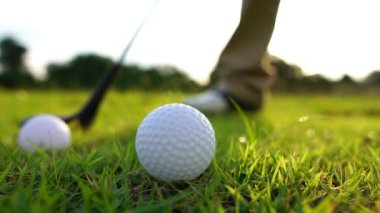 Golf oynayan adamın kırpılmış görüntüleri. 