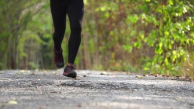 Asyalı koşucu açık havada koşuyor..